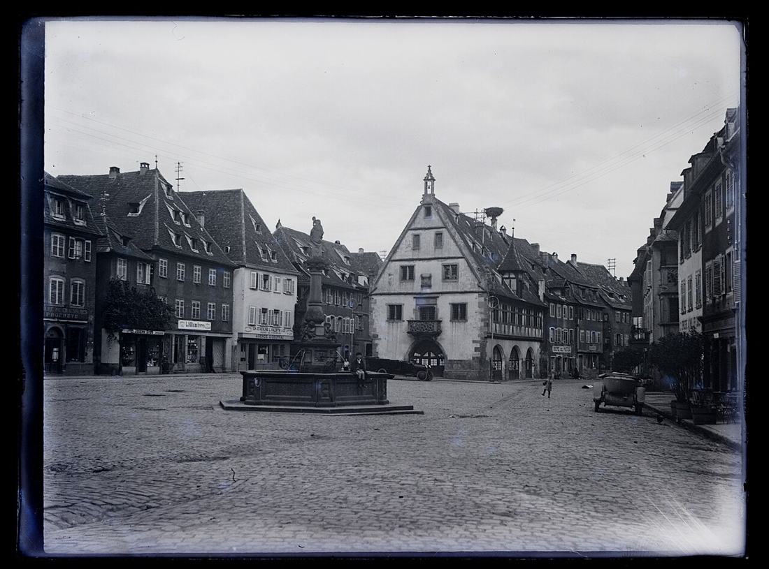 Place de village avec fontaine en France