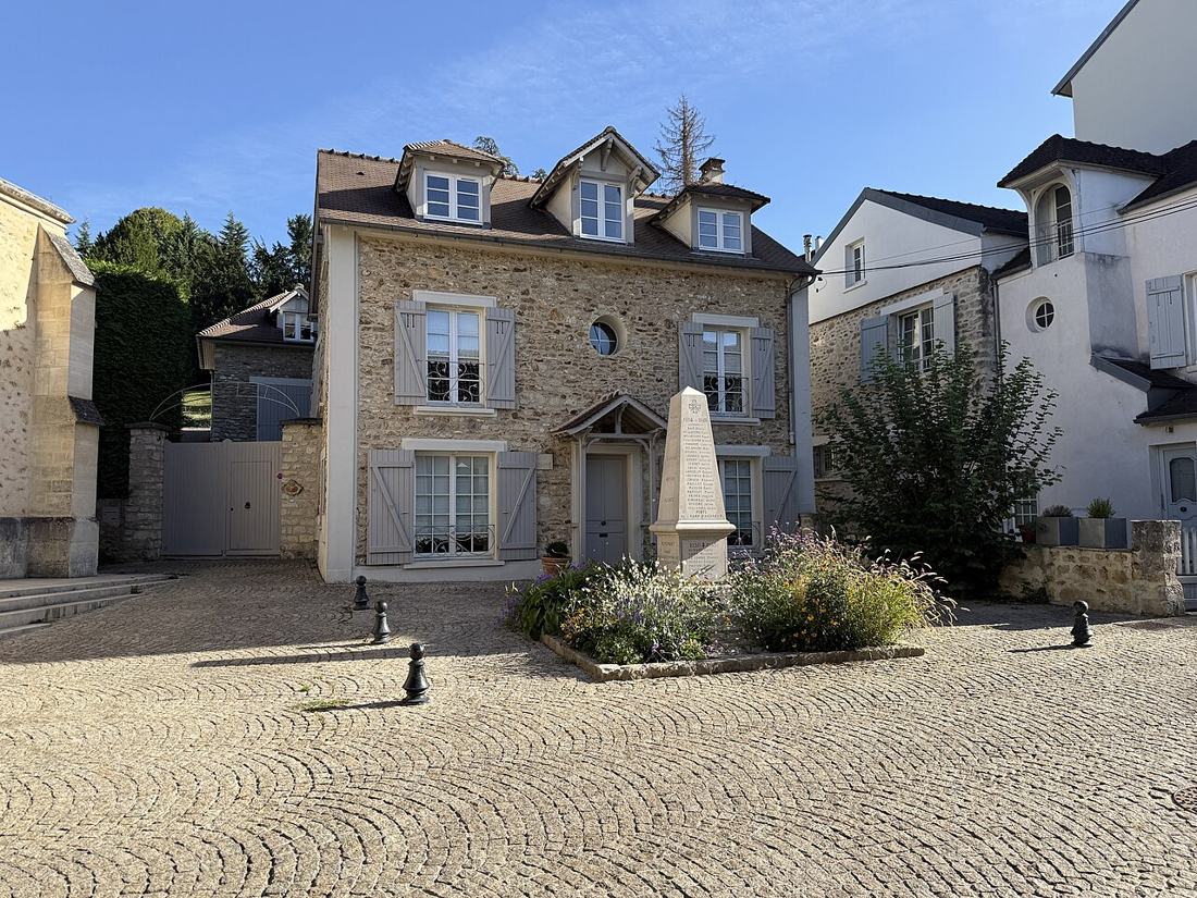 Maisons de ville dans une rue en France