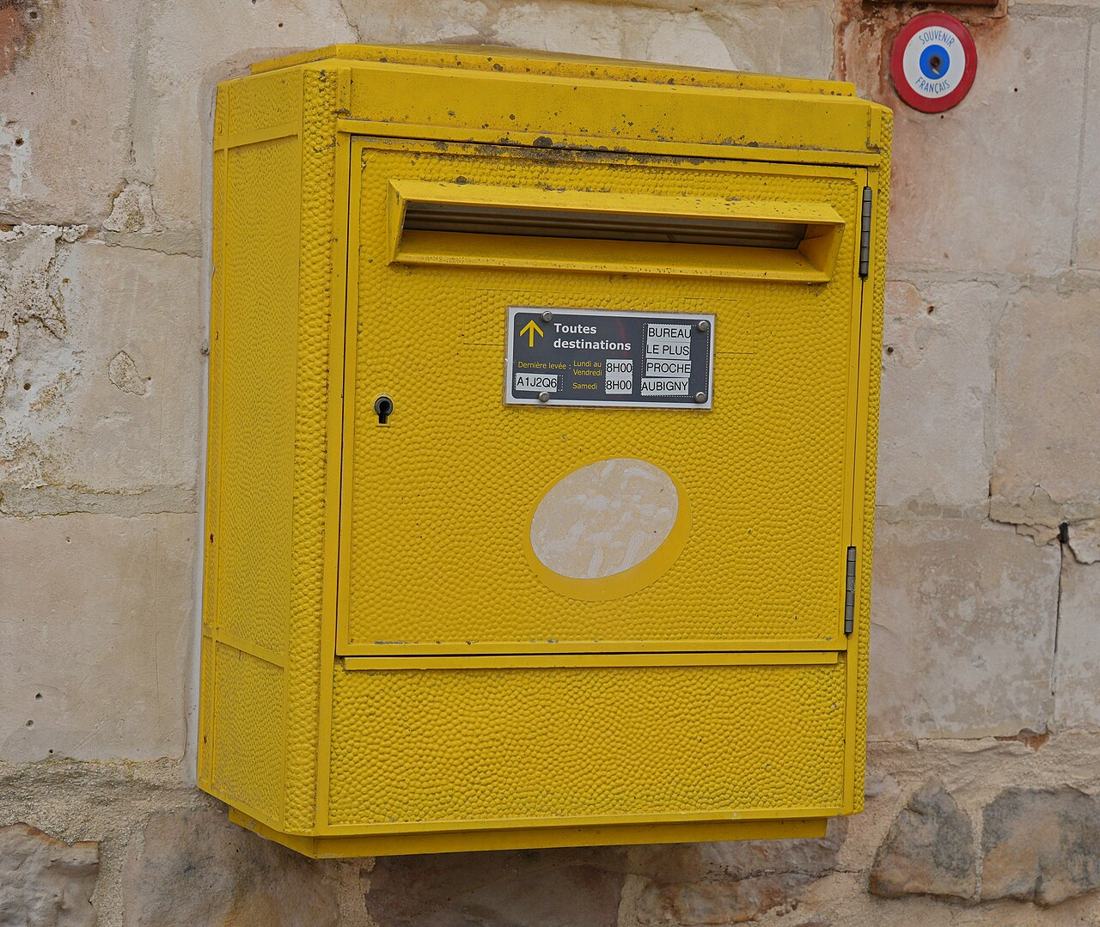 Boîte aux lettres dans une rue en France