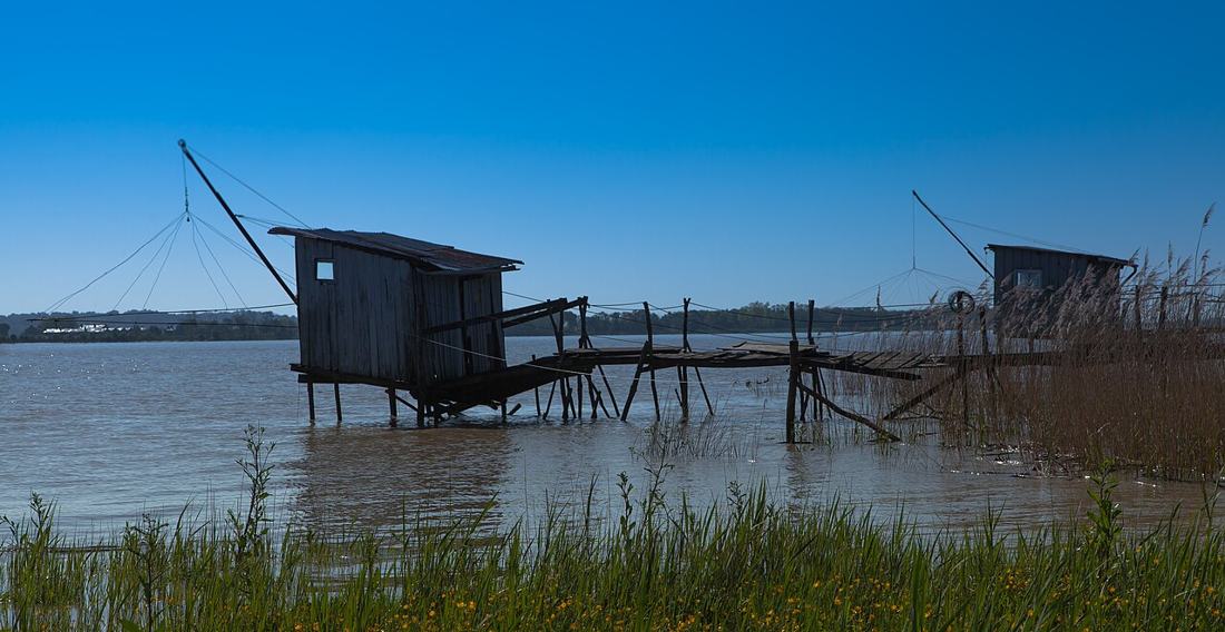 Cabanes de pêcheurs sur l'estuaire de la Gironde, à Pauillac