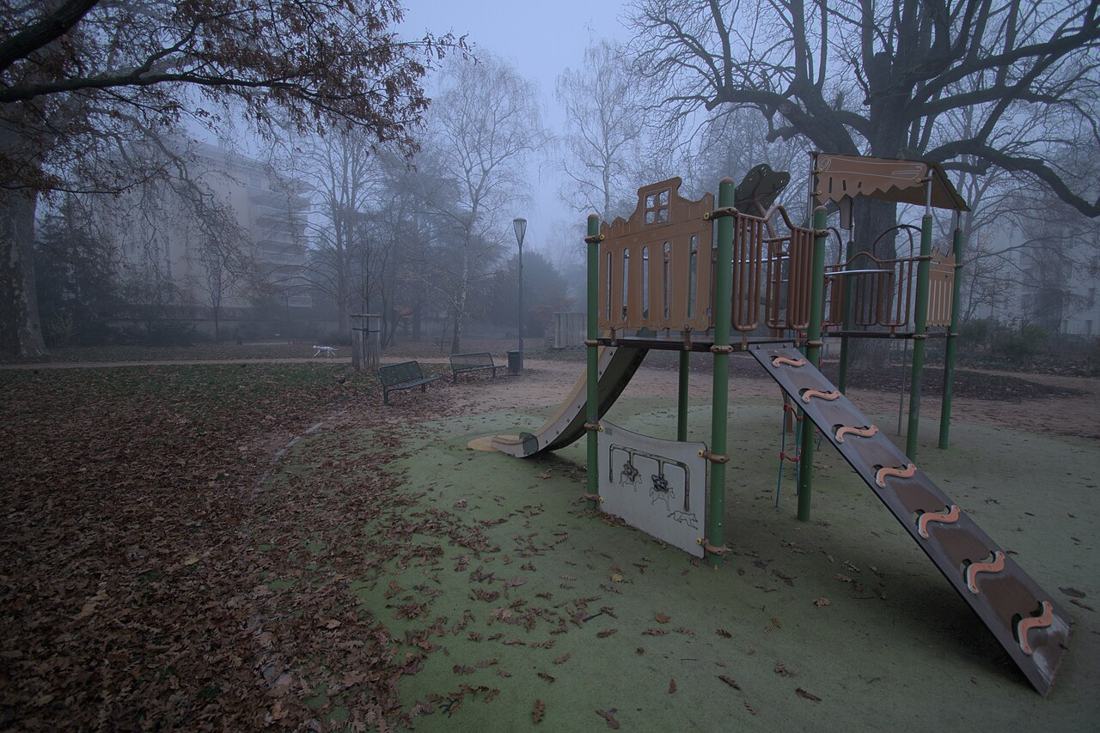 Toboggan dans un parc de jeux