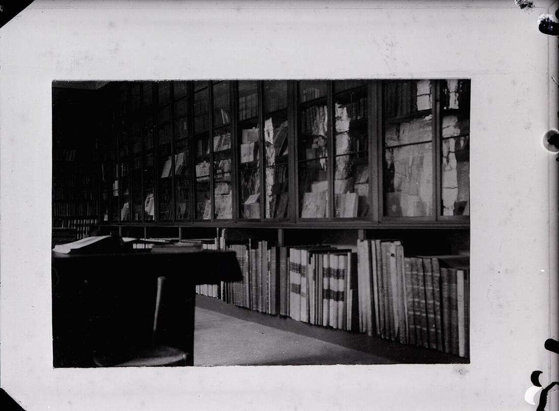 Rayonnages de livres anciens en bibliothèque